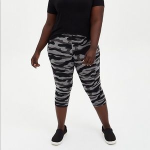 Torrid Black & Grey Camo Print Cropped Leggings